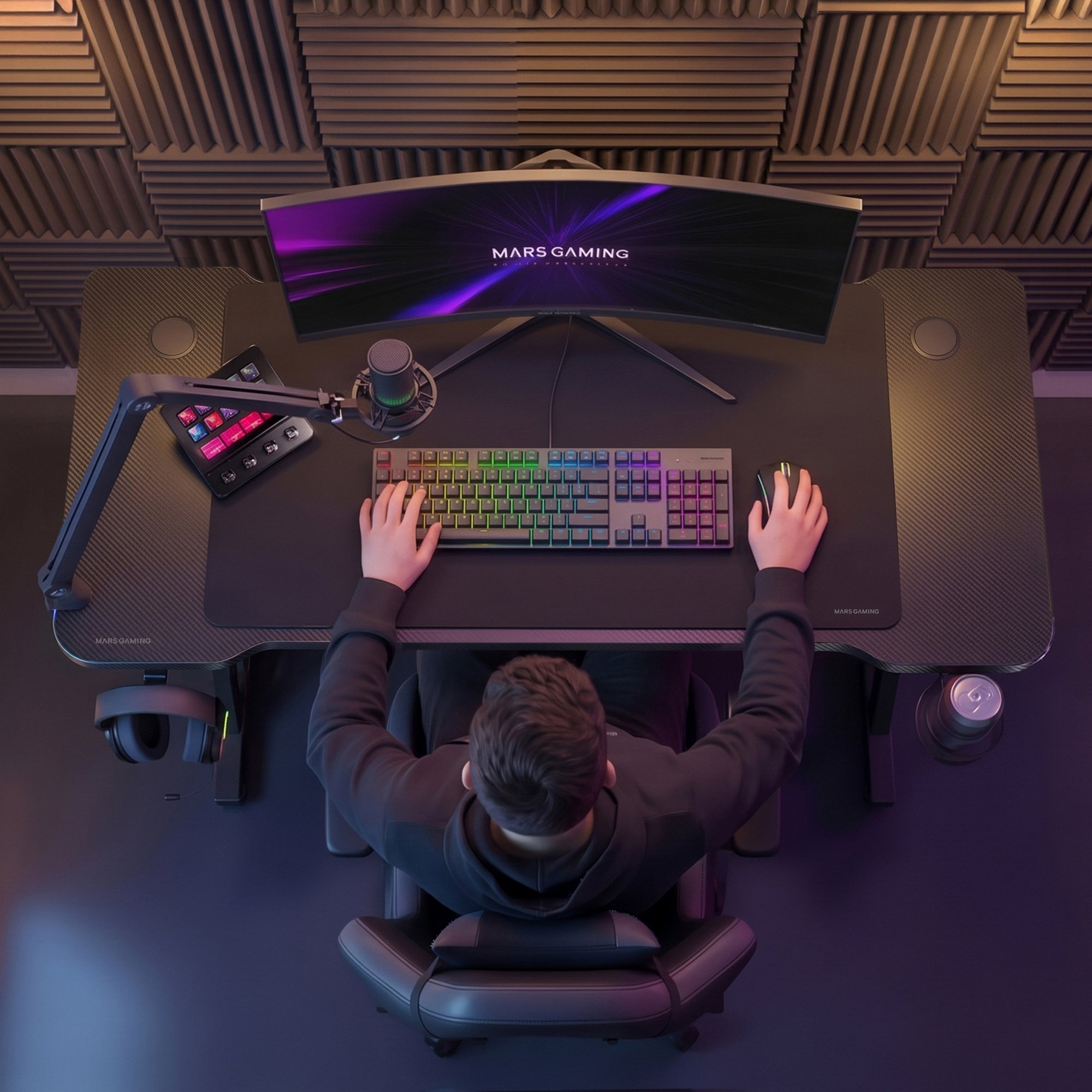 Jugador sentado en un escritorio moderno con monitor curvo, teclado RGB, ratón y paredes antirruido.