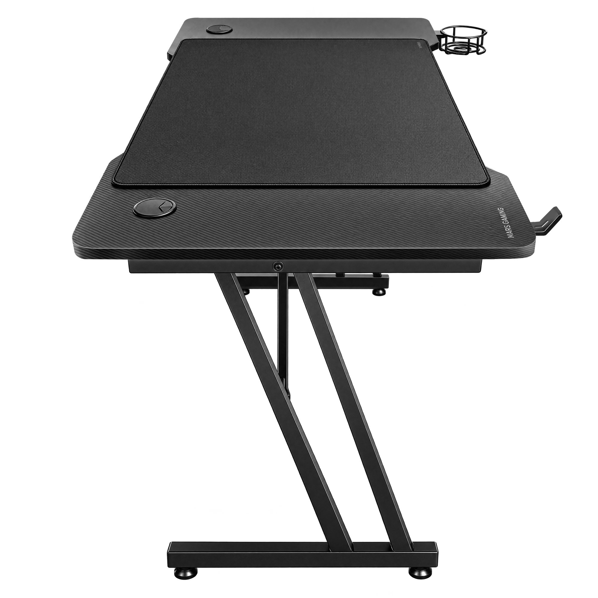 Un escritorio gaming negro con alfombrilla grande, patas en Z, portavasos y soporte para auriculares.