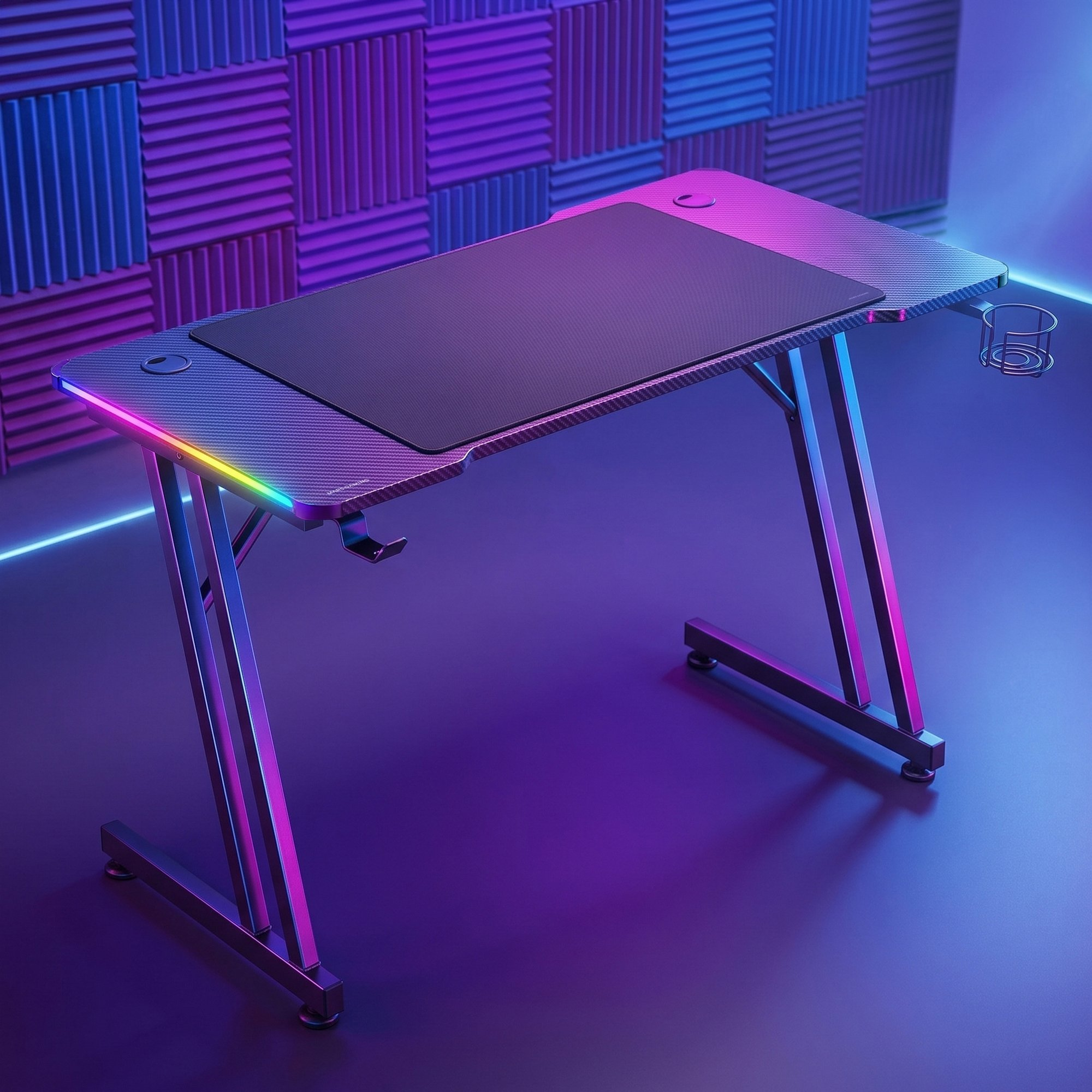 Escritorio gaming con textura de fibra de carbono, iluminación RGB y paneles acústicos en la pared.