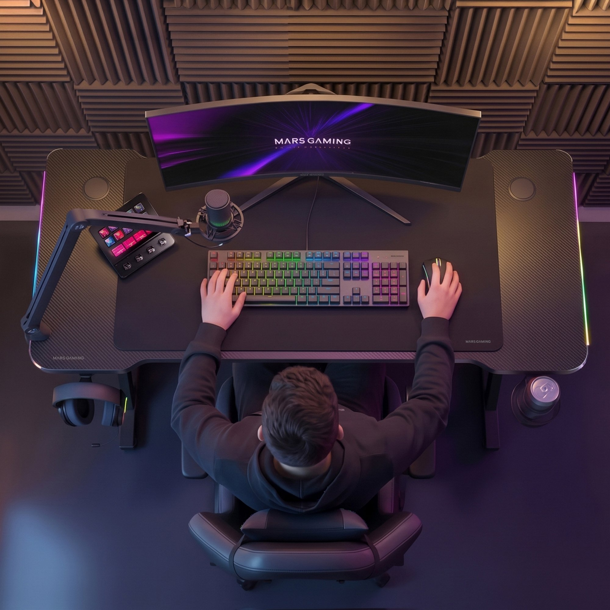 Jugador sentado en escritorio RGB con monitor curvo, teclado y micrófono.