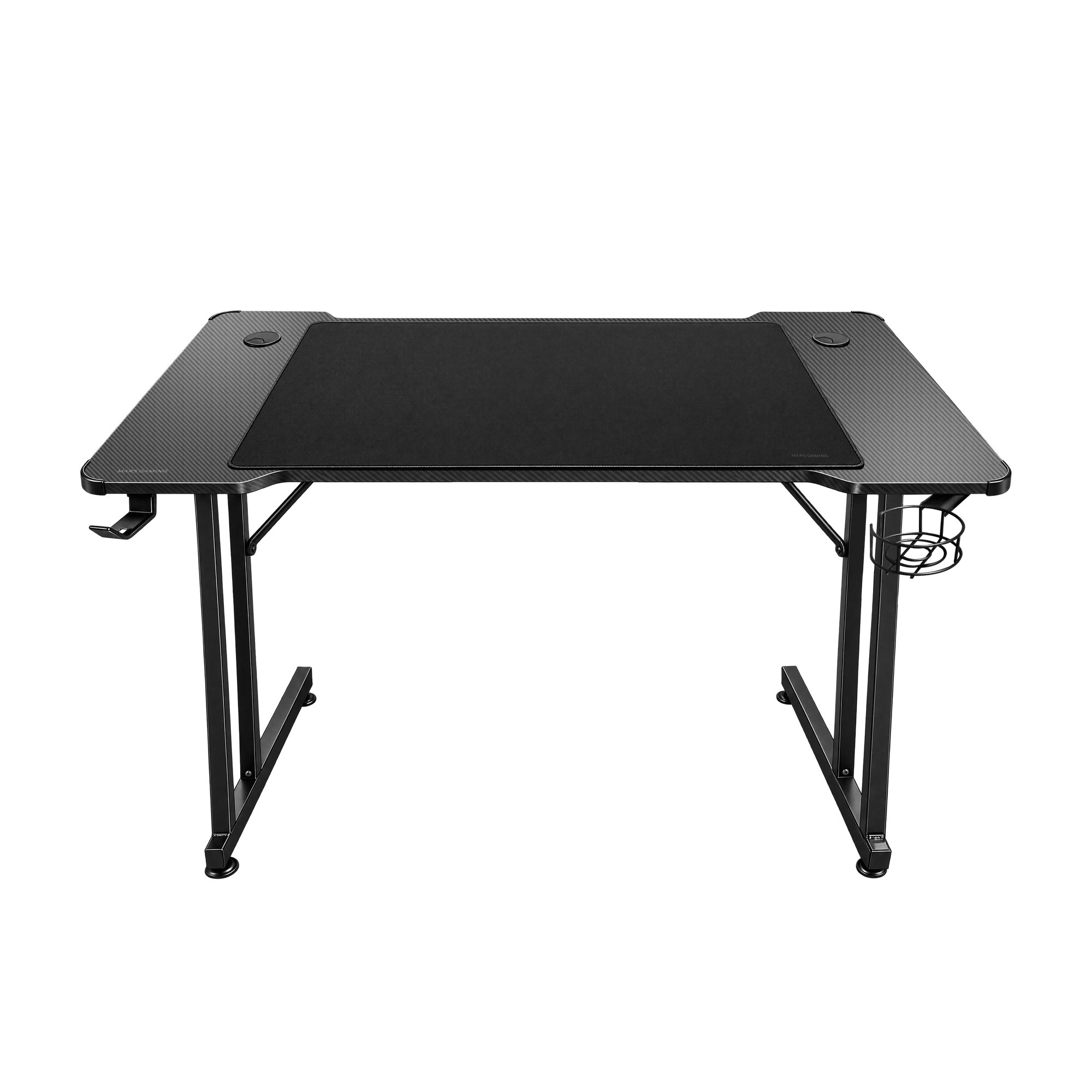 Un escritorio negro para juegos con fibra de carbono, alfombrilla, soporte para auriculares y posavasos.