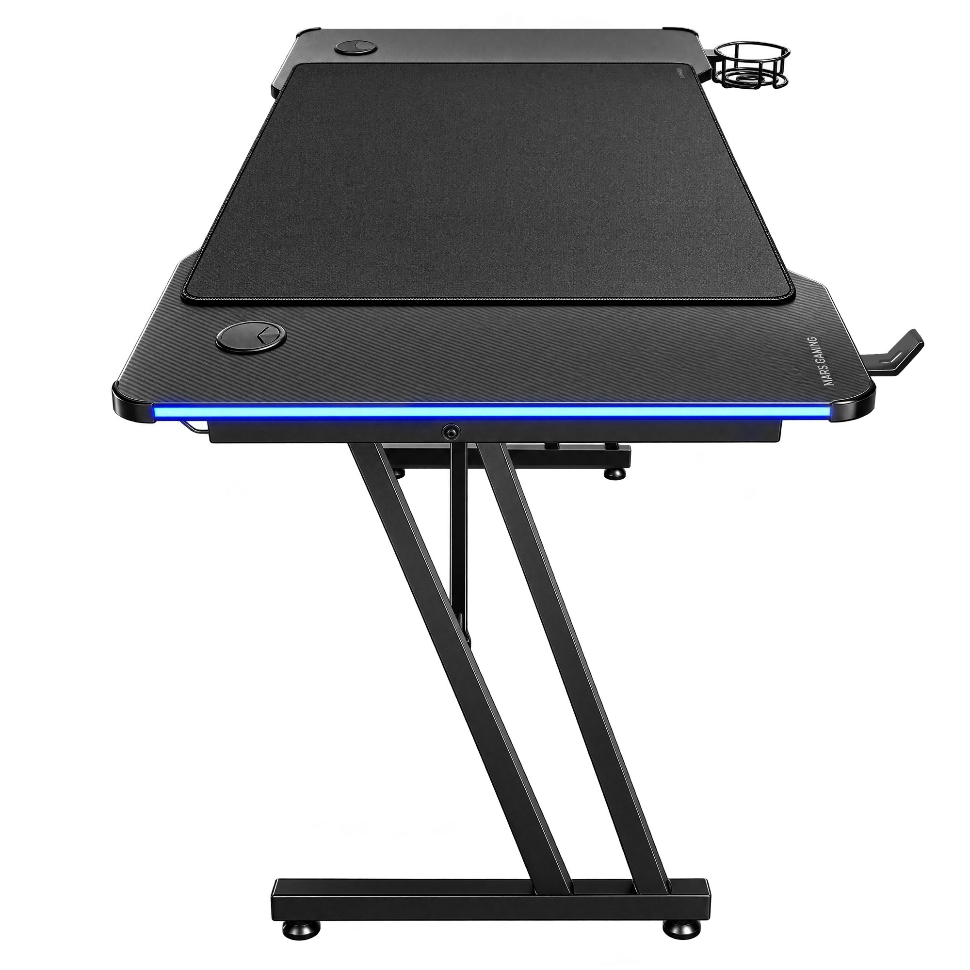 Escritorio de juego negro con patas en Z, iluminación LED azul, alfombrilla grande y portavasos.