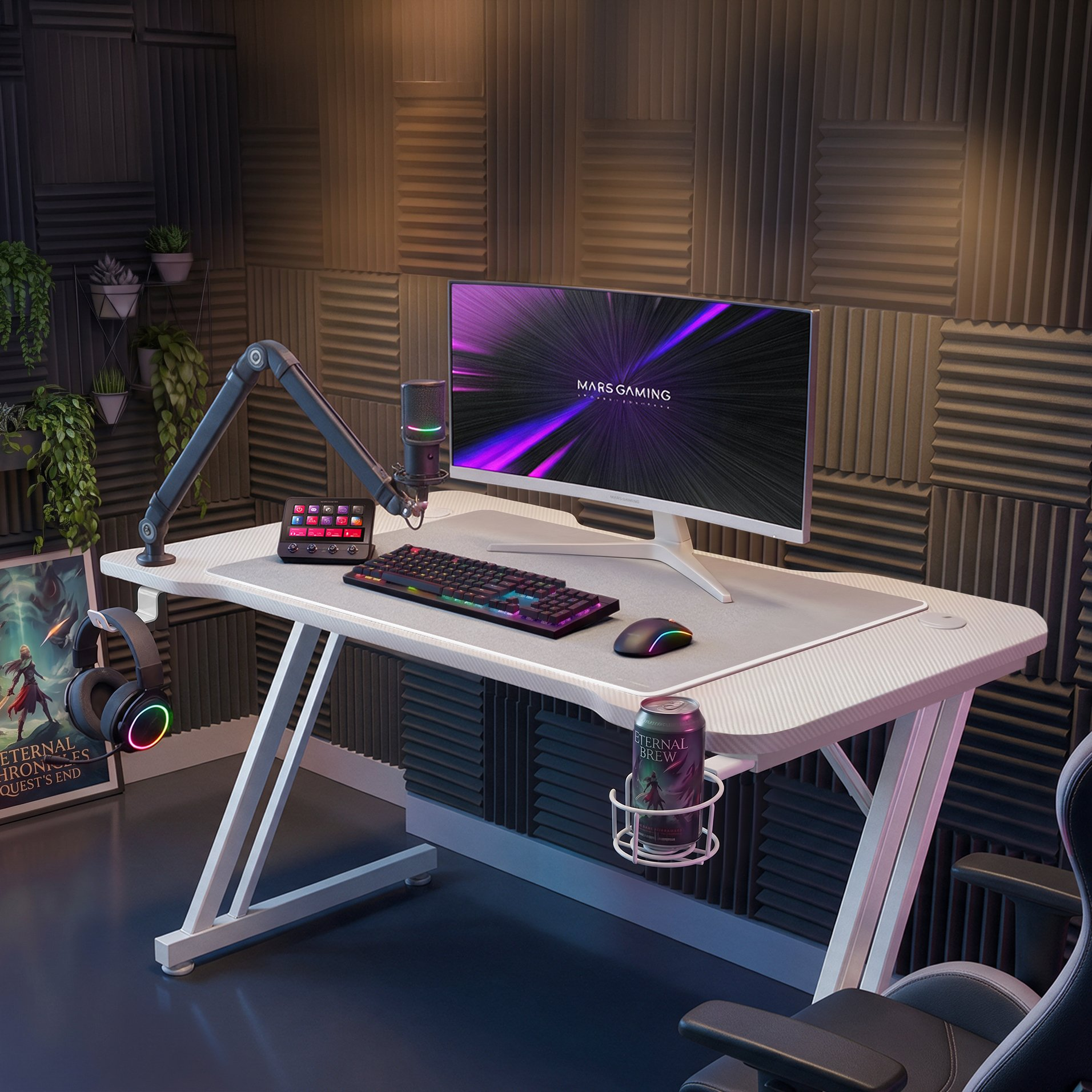 Un escritorio gaming blanco con monitor, teclado, micrófono y auriculares ante paredes acústicas grises.