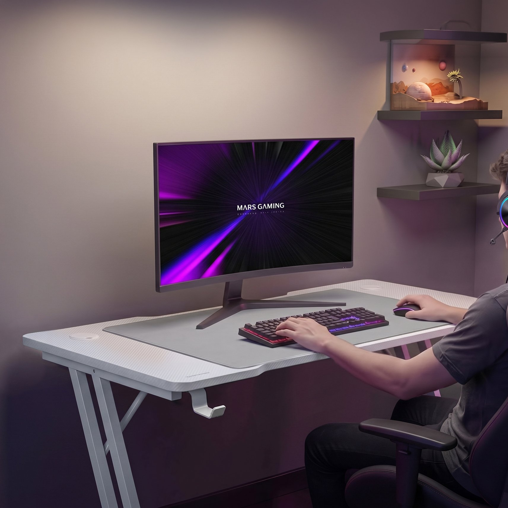 Un jugador se sienta en un escritorio blanco con monitor, teclado y ratón. Estantes iluminados en la pared.