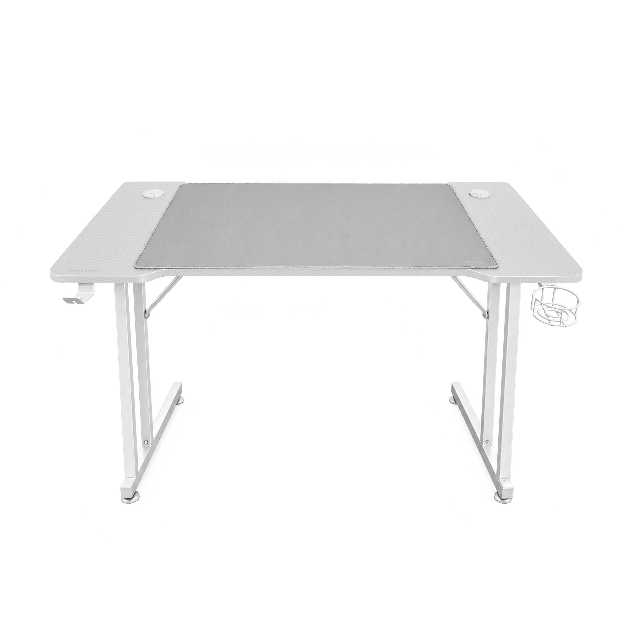 Un escritorio gaming blanco con alfombrilla gris, portavasos y gancho para auriculares sobre fondo blanco.