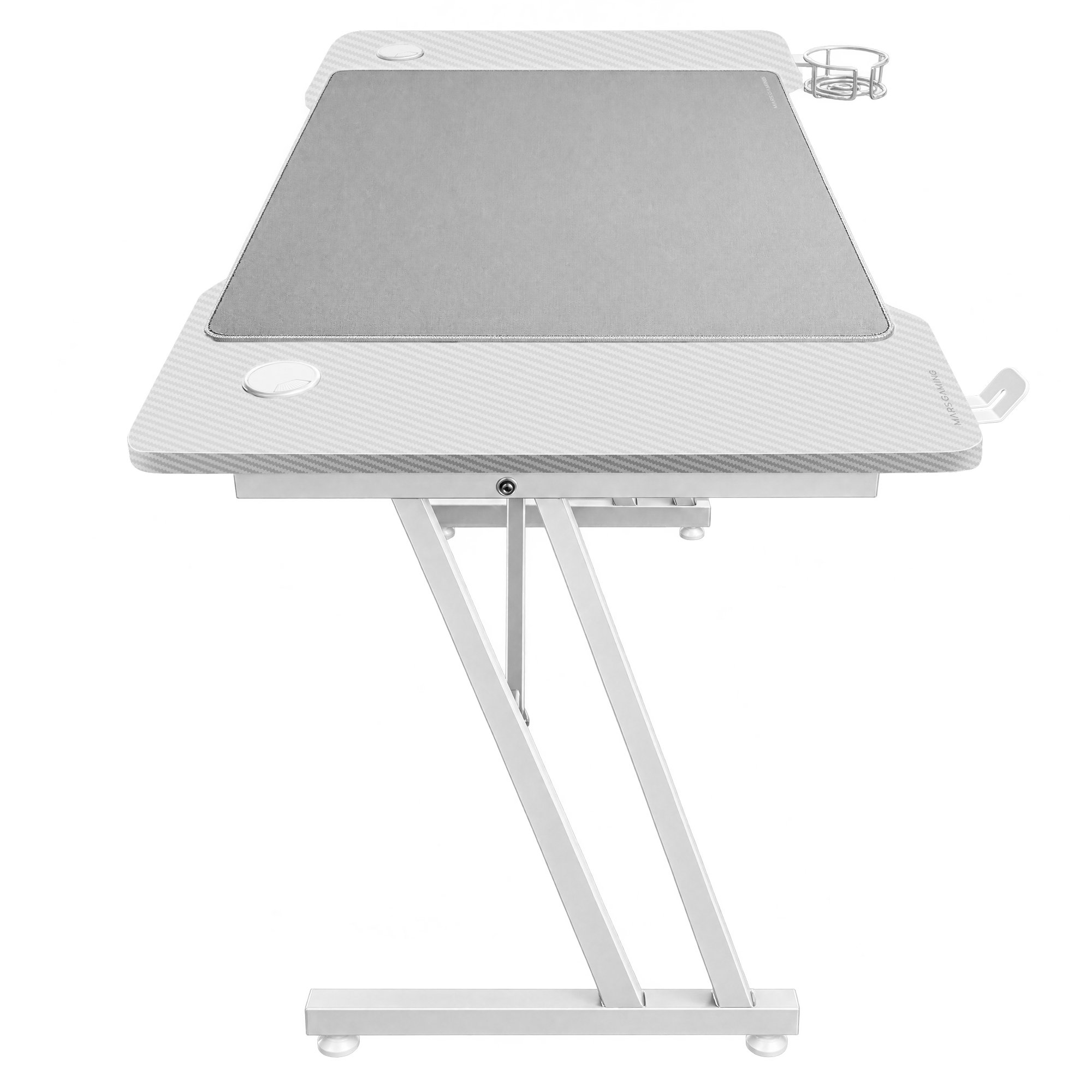 Un escritorio gaming blanco con patas en Z, alfombrilla gris, portavasos y soporte para auriculares.