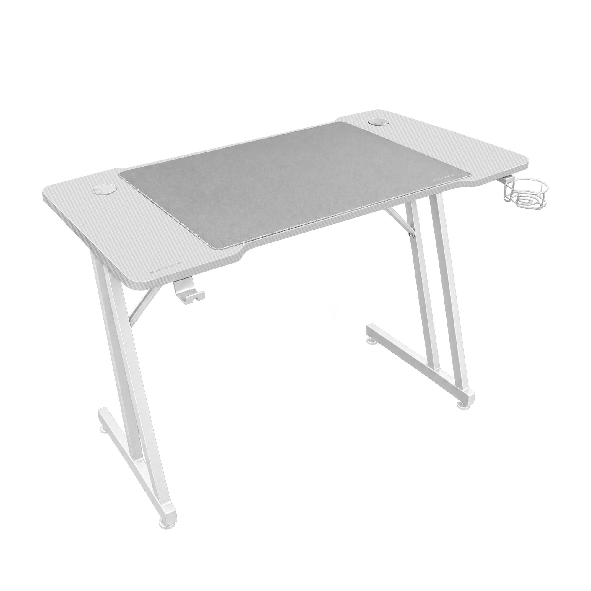 Un escritorio de juegos blanco con alfombrilla gris, portavasos y gancho para auriculares.
