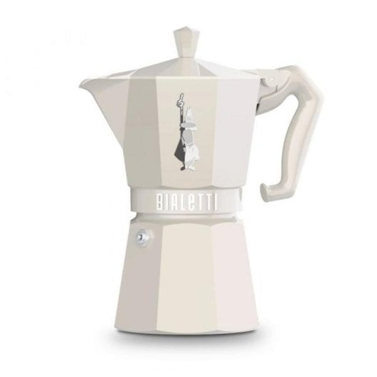 Una caffettiera moka Bialetti color crema con logo e scritta su sfondo bianco.