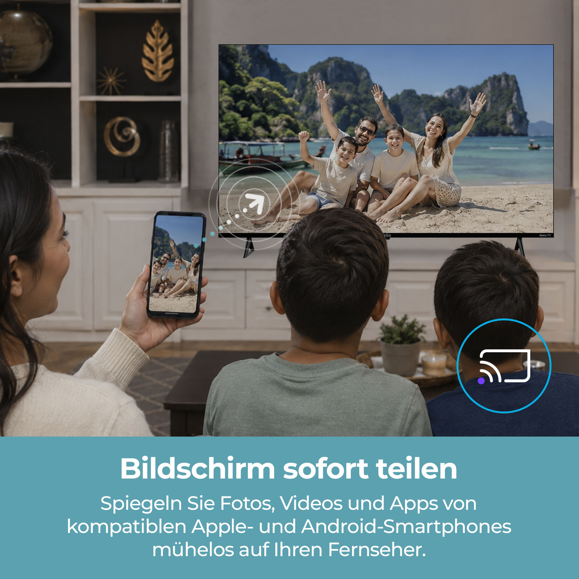Eine Frau hält ein Telefon mit Strandfoto, das auf einen großen Fernseher gespiegelt wird, den zwei Kinder ansehen.