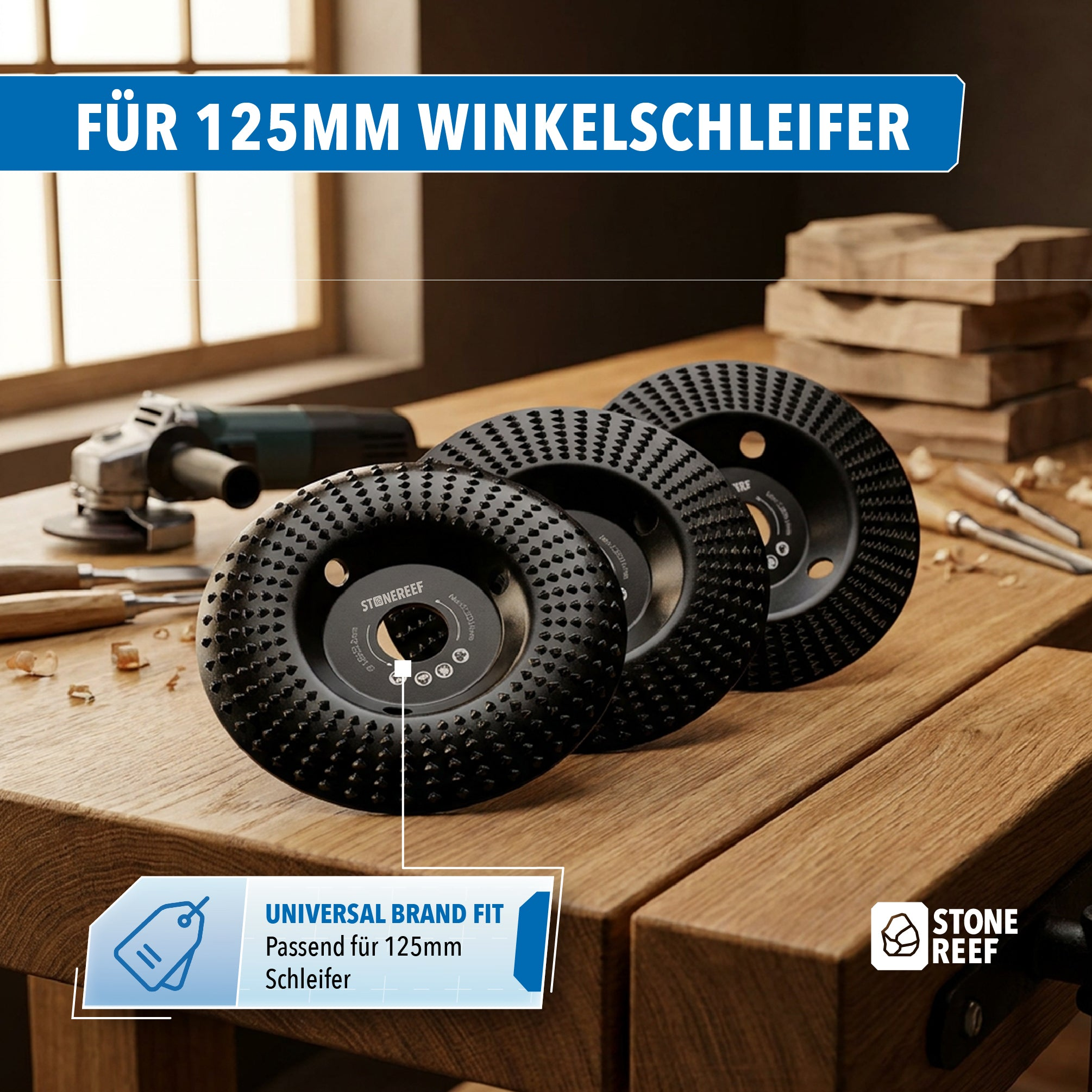 Drei schwarze Schleifscheiben für 125mm Winkelschleifer liegen auf einer Werkbank mit Werkzeugen.