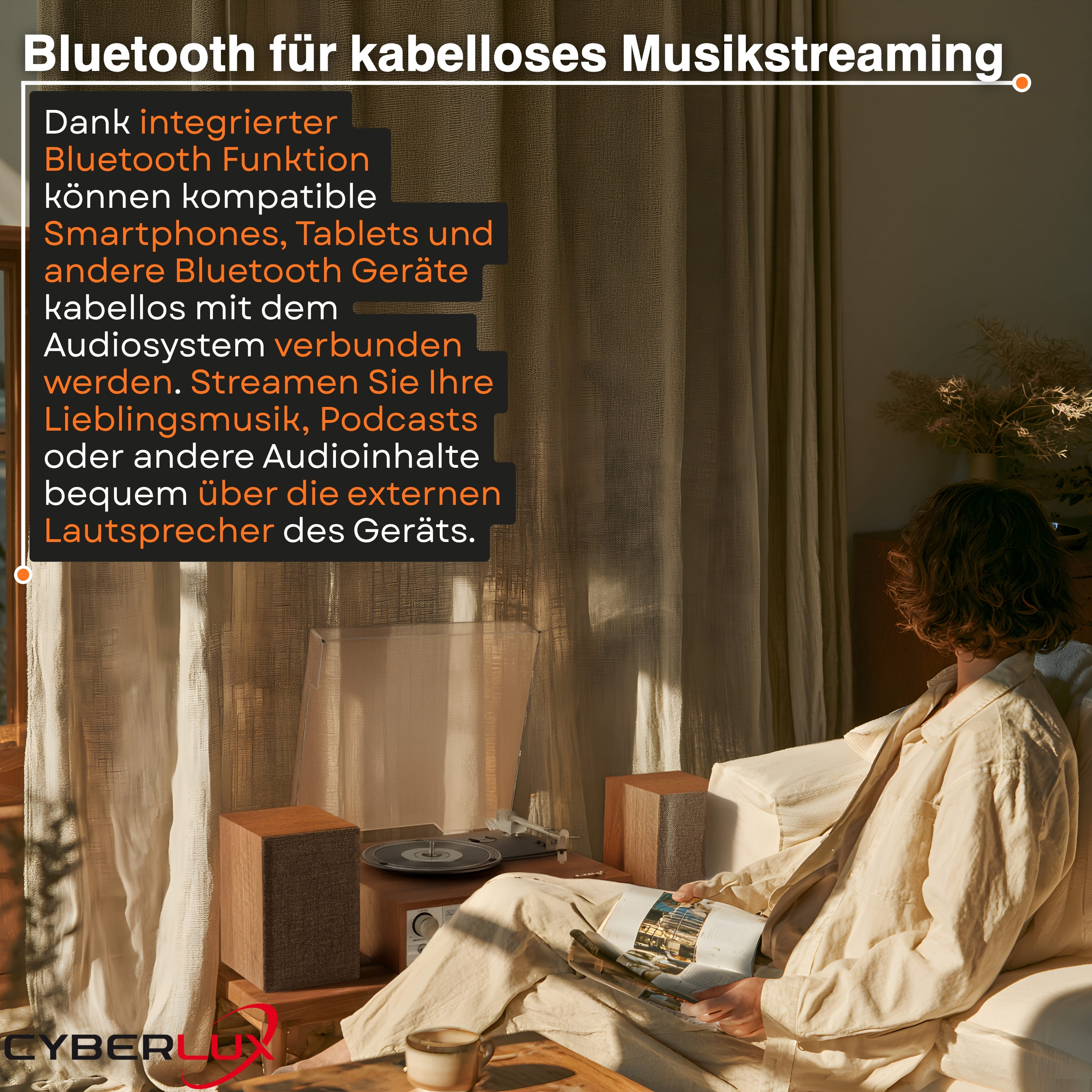 Eine Frau sitzt auf einem Sofa, liest ein Magazin und hört Musik von einem Plattenspieler mit Bluetooth.