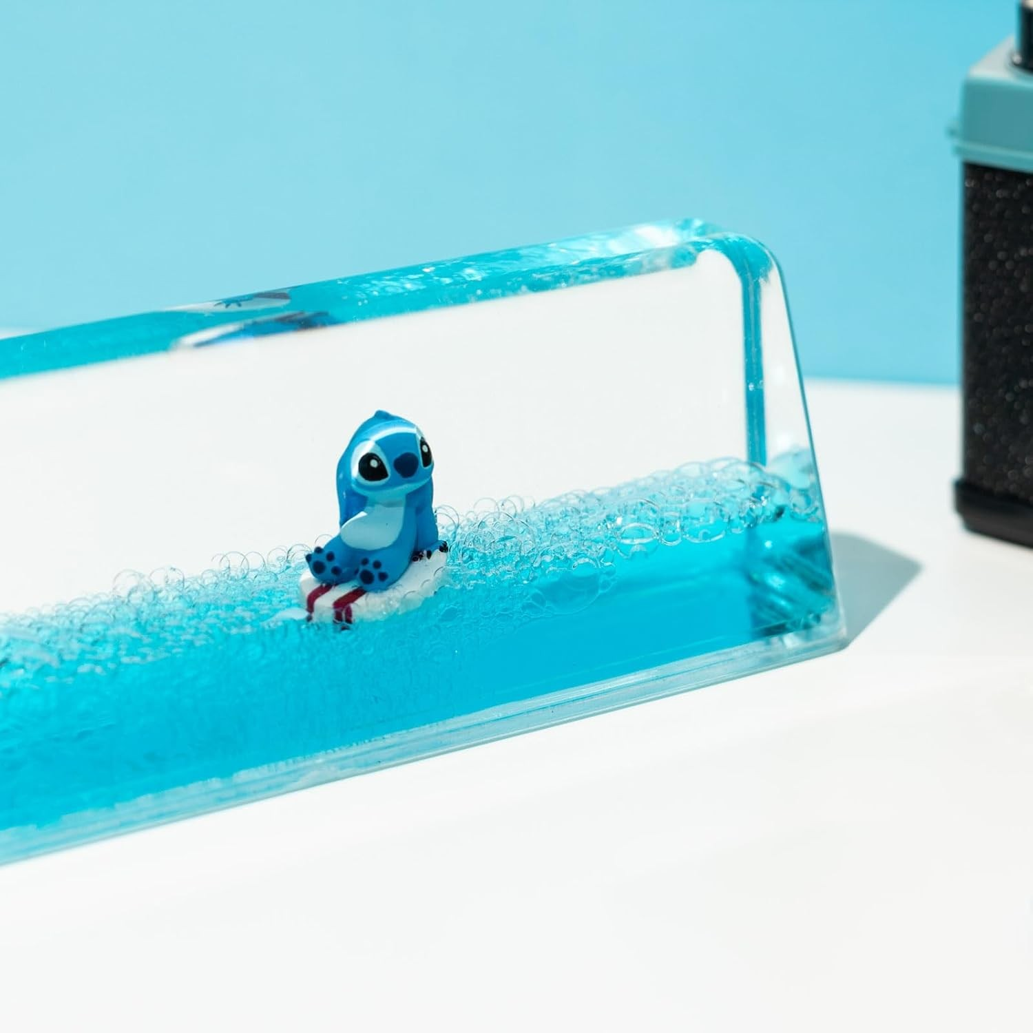 Una figura azul de Stitch se sienta en una tabla de surf dentro de un soporte acrílico.