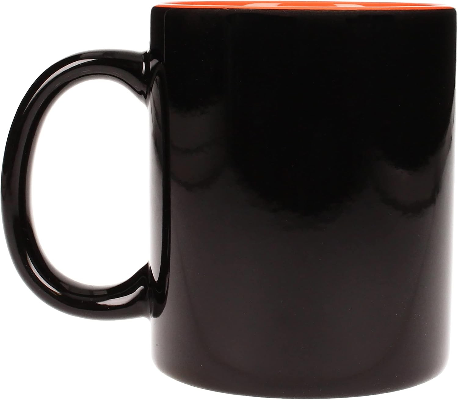 Eine glänzende schwarze Keramiktasse mit einem gebogenen Griff und orangefarbenem Innenraum vor weißem Hintergrund.