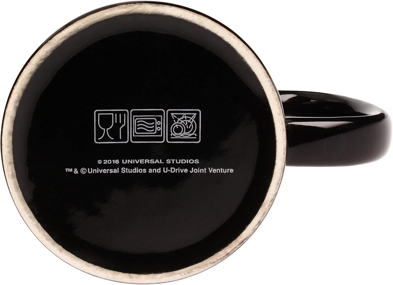 Unterseite einer schwarzen Tasse mit Pflegeymbolen und Universal Studios 2016 Copyright.