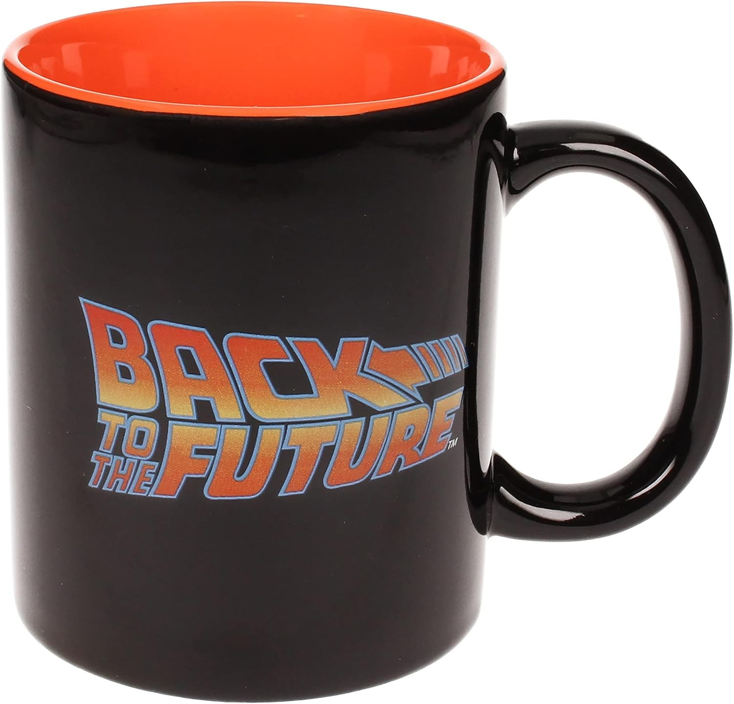 Schwarze Tasse mit leuchtend orangenem Innenraum und dem farbigen Logo 'Back to the Future' auf der Vorderseite.