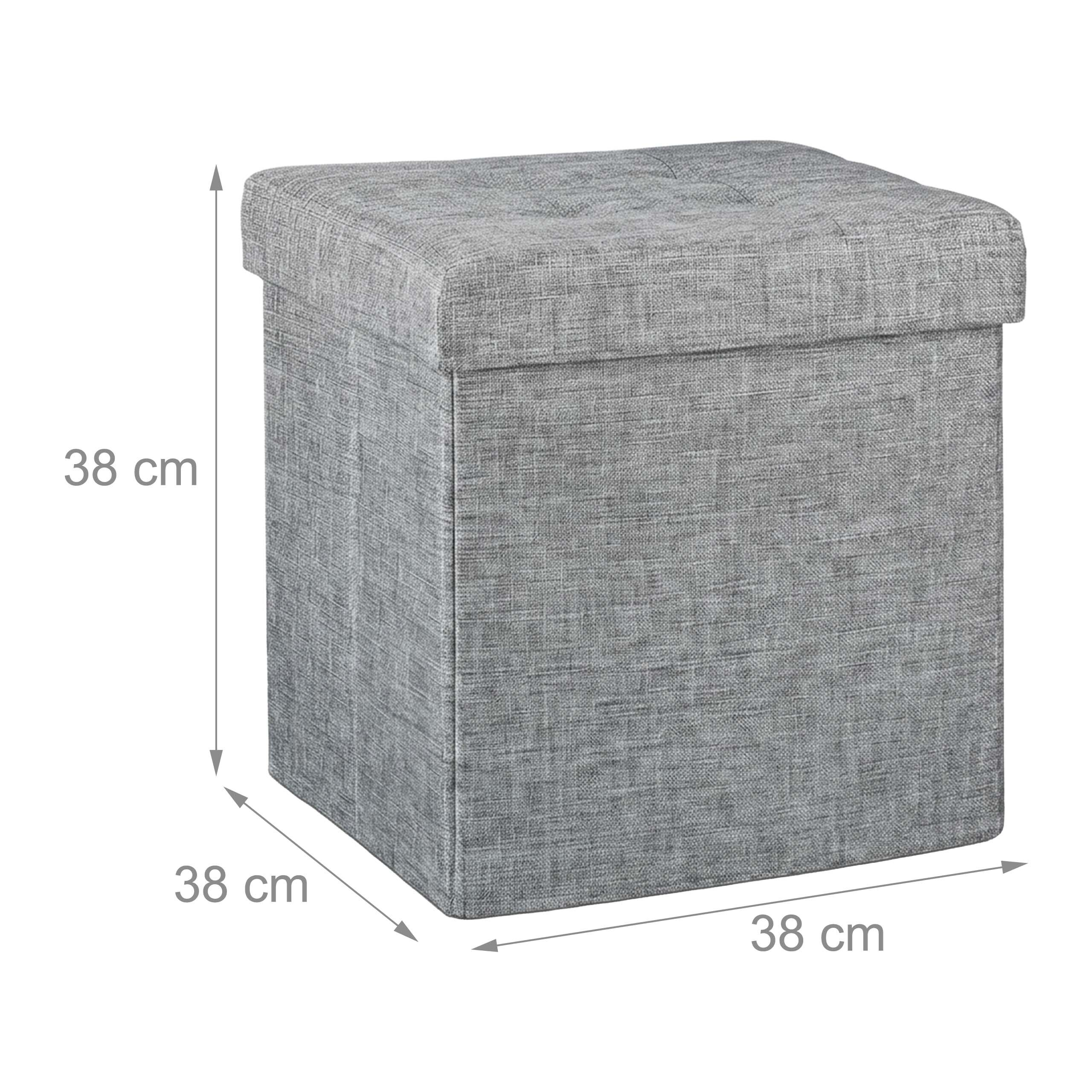 Grauer Stoffhocker mit Maßen von 38x38x38 cm auf weißem Hintergrund.