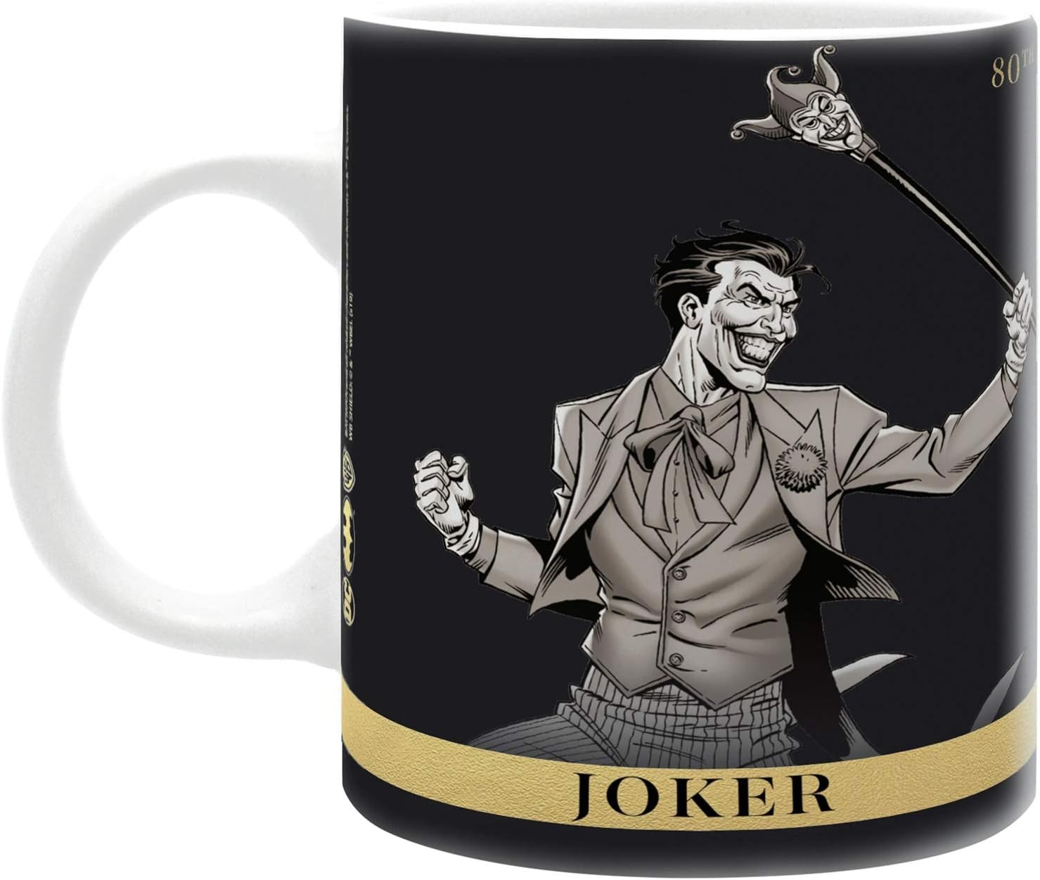 Una taza negra con una ilustración del Joker y el texto JOKER.