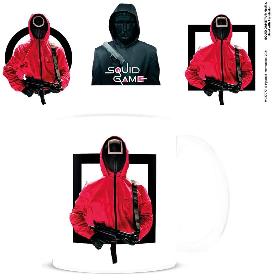 Merchandising de Squid Game con monos y máscaras rojas con capucha, y texto de Squid Game en una taza blanca.