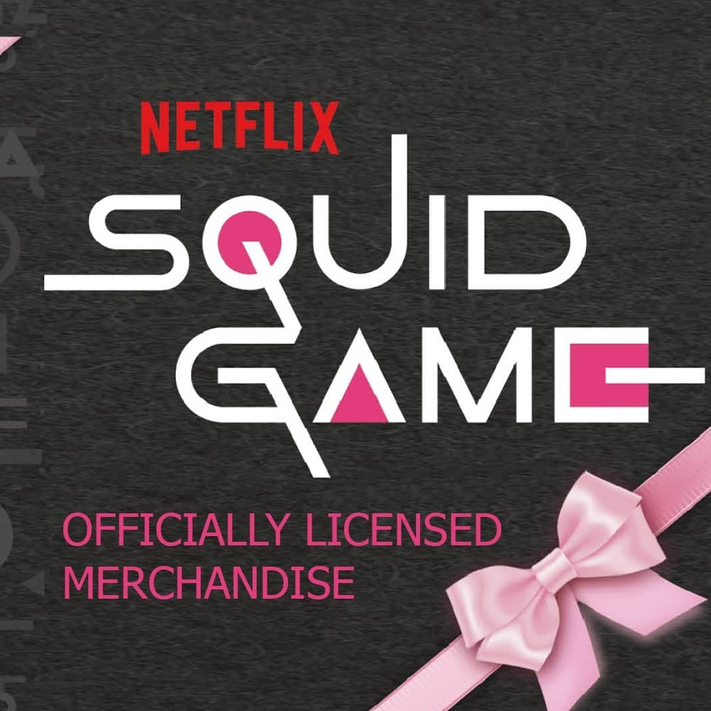Logotipo de mercancía oficial de Squid Game sobre fondo gris oscuro con cinta rosa.