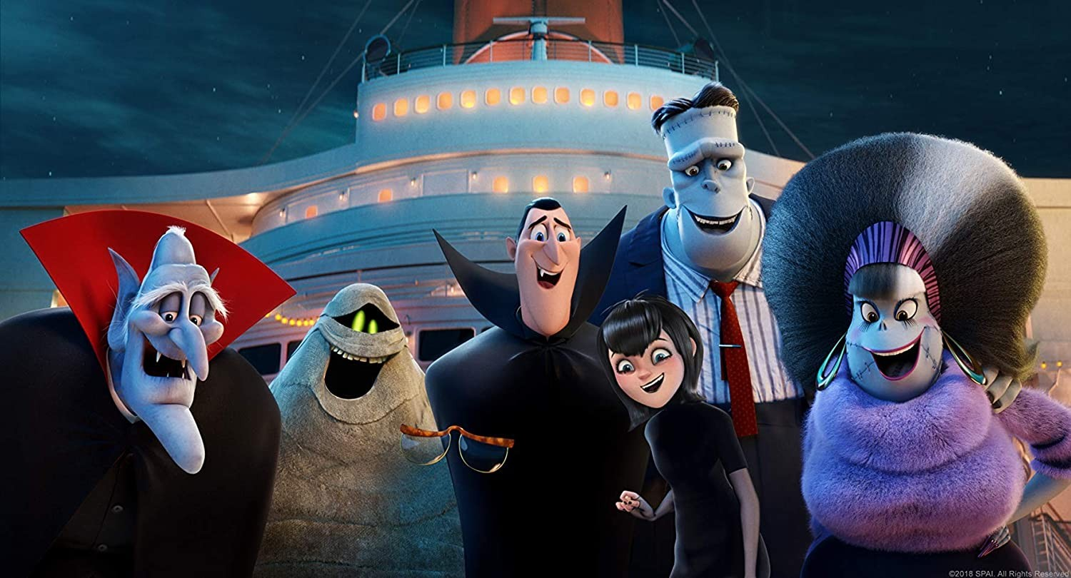 Personajes de monstruos animados de Hotel Transylvania sonríen juntos frente a un gran crucero por la noche.
