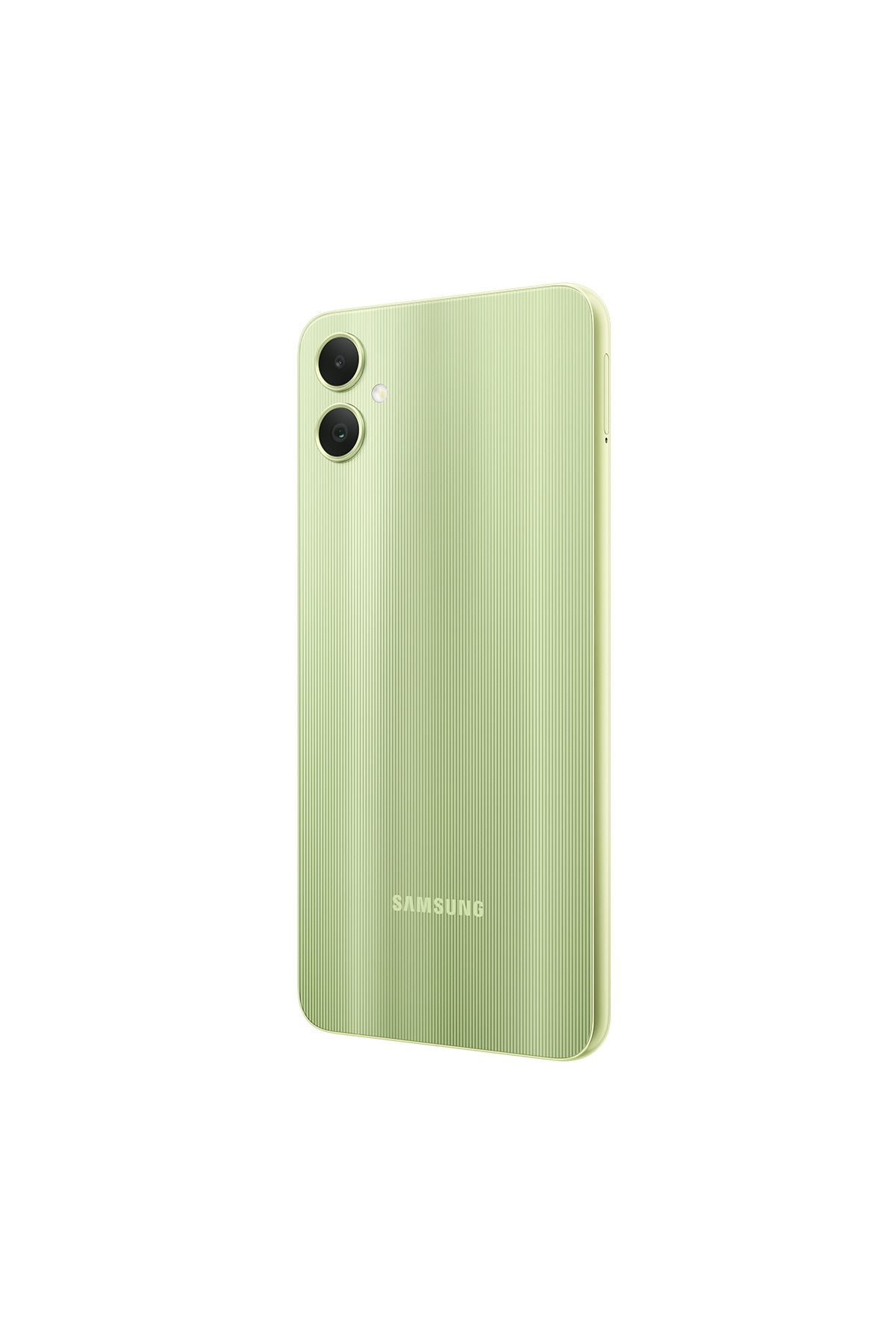 Dikey çizgili dokuya ve arkada iki kameraya sahip açık yeşil Samsung akıllı telefon.