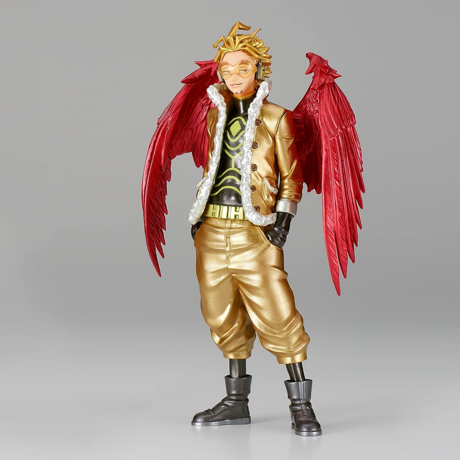 Eine Anime-Actionfigur einer männlichen Figur mit blondem Haar, großen roten Flügeln und einem gold-weißen Outfit.