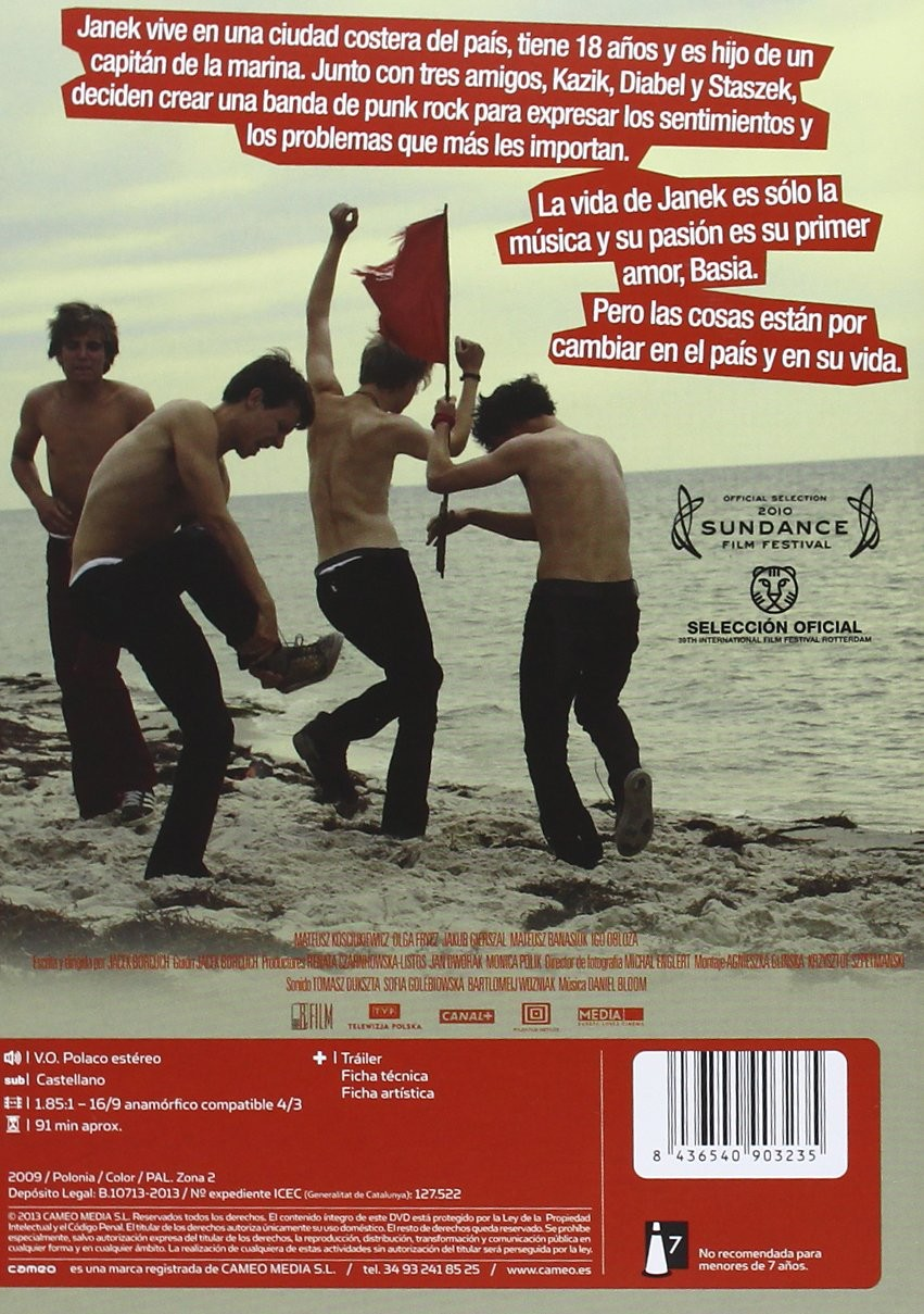 Cuatro jóvenes en la playa, uno sostiene una bandera roja, con texto superpuesto arriba.