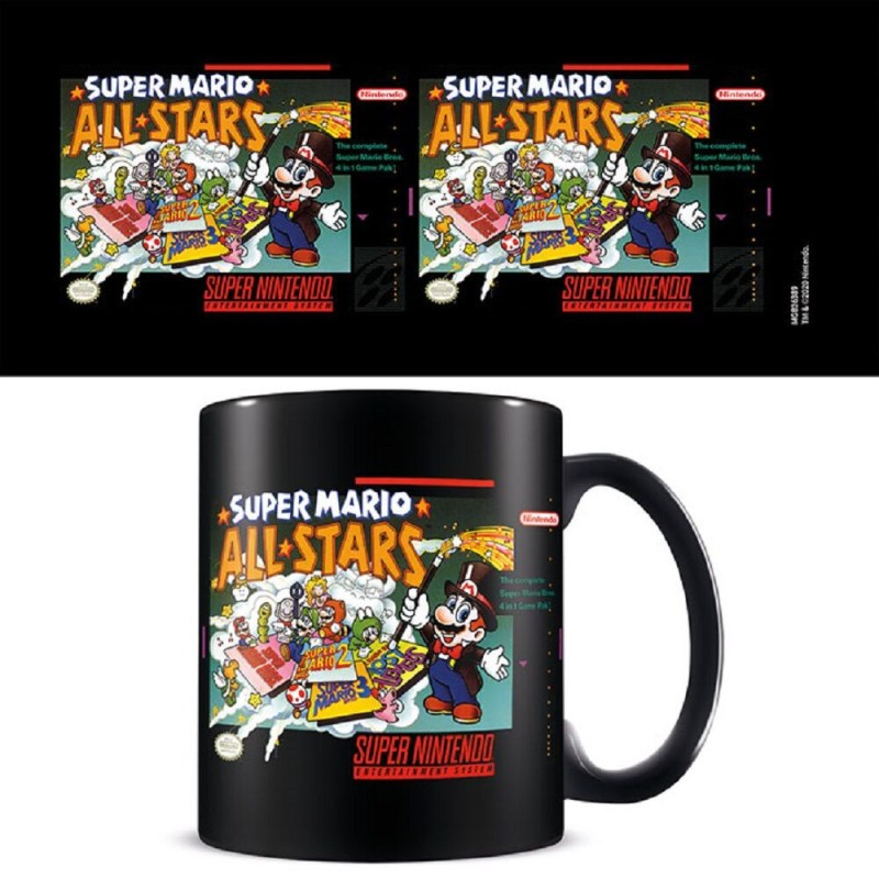 Una taza de cerámica negra con la portada del juego Super Mario All-Stars en el frente.