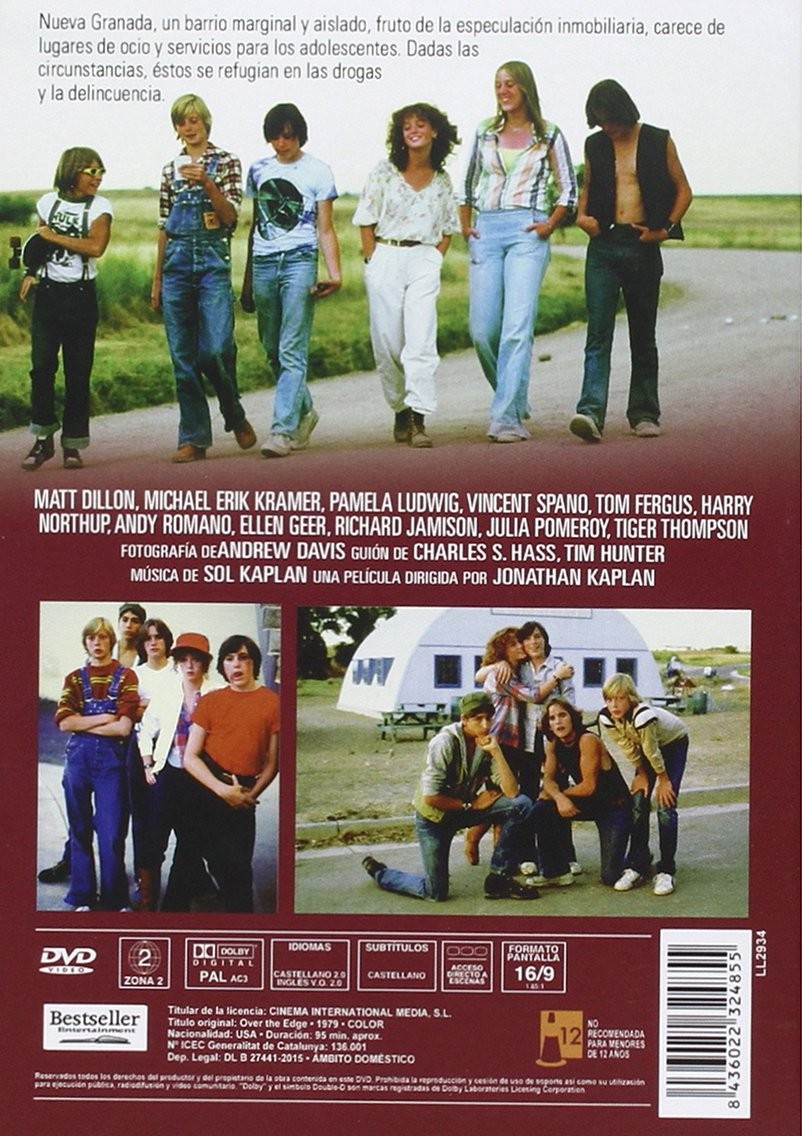 Portada de DVD de película muestra a seis jóvenes caminando por una carretera, con texto e inserciones.