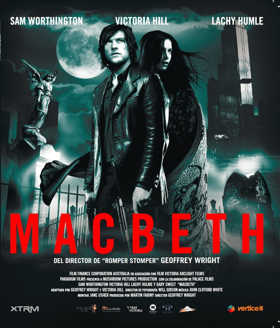 Póster de la película Macbeth con Sam Worthington y Victoria Hill frente a una ciudad oscura y luna llena.