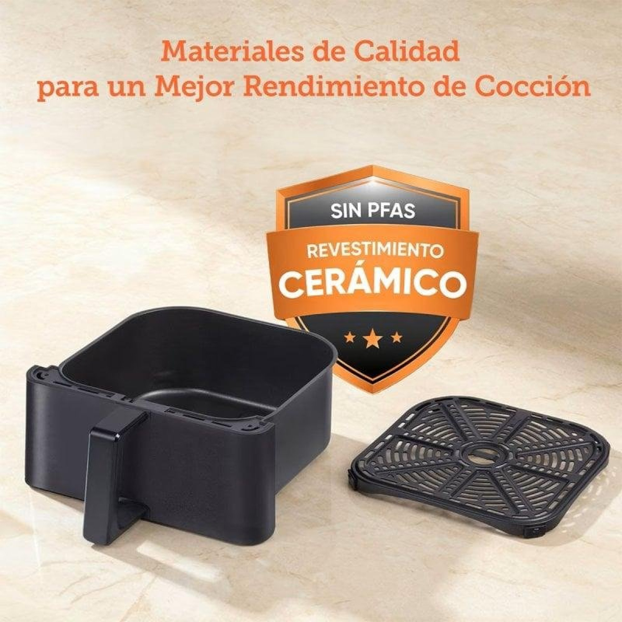 Cestello per friggitrice ad aria nera e griglia su marmo con testo in ceramica.