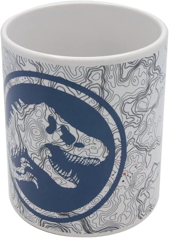 Taza blanca con patrón de líneas topográficas negras y logo de esqueleto de dinosaurio azul.