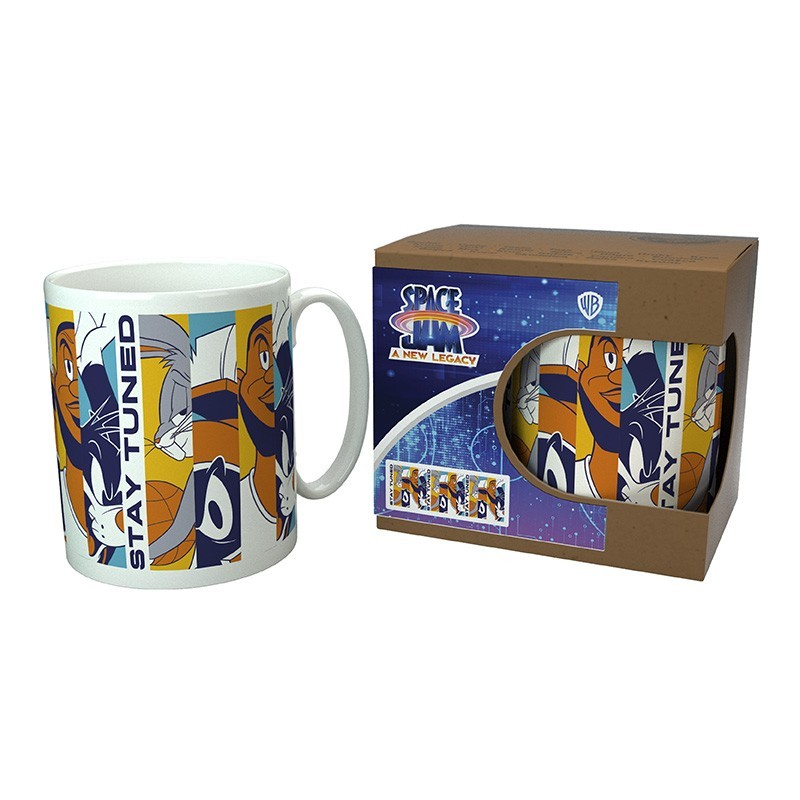 Taza de Space Jam con personajes animados y texto Stay Tuned, junto a una caja impresa a juego.