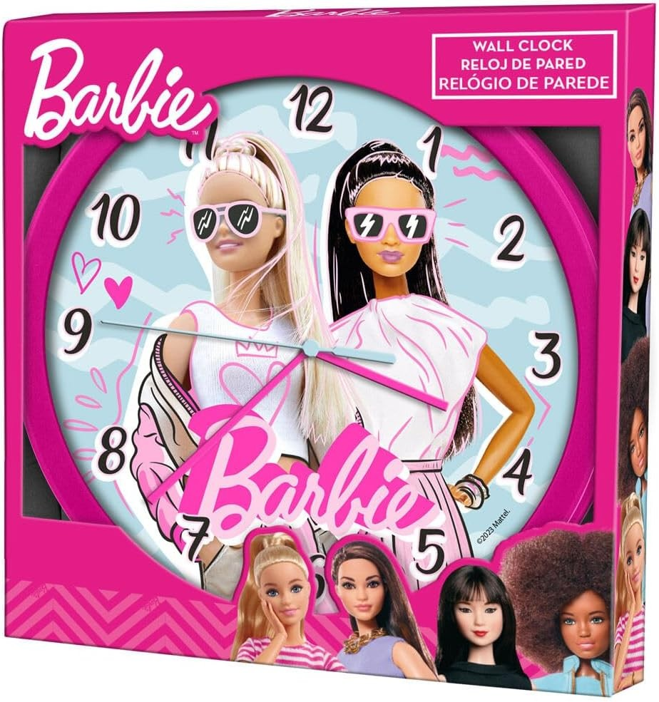 Rosa Barbie Wanduhr in Verpackung mit zwei Barbie-Puppen im Vordergrund.