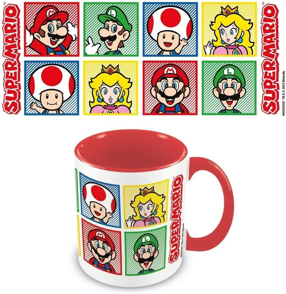 Una taza de cerámica blanca de Super Mario con interior y asa rojos, con paneles de personajes.