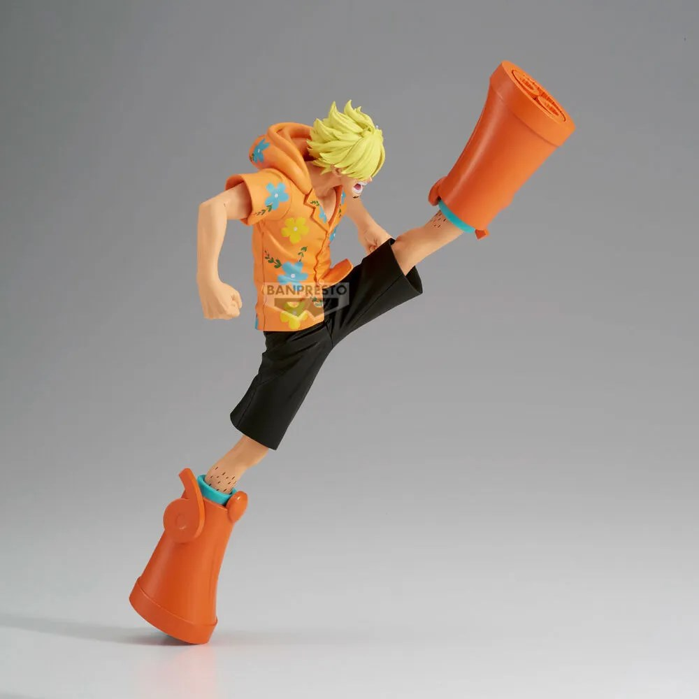 Figurka anime z blond włosami, pomarańczową koszulą w kwiaty i wielkimi pomarańczowymi butami w pozie kopnięcia.