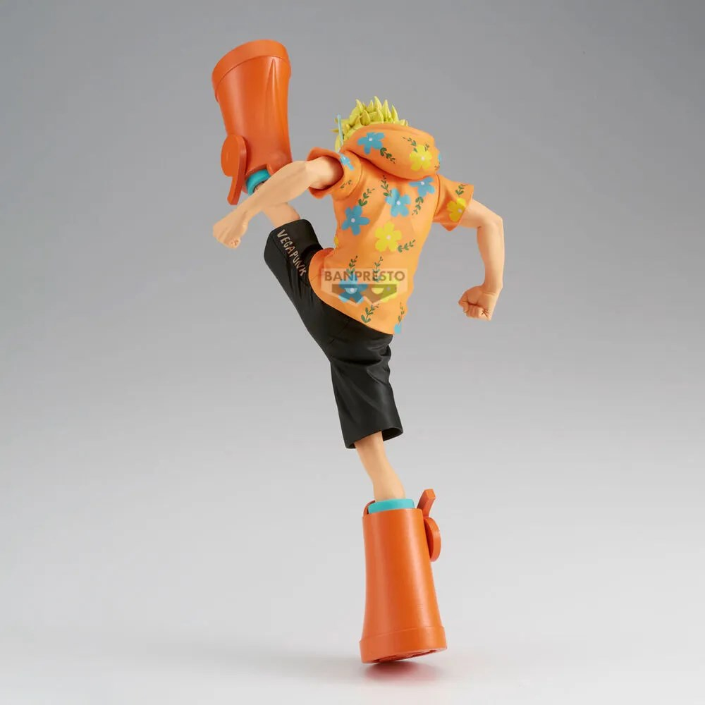 Figura anime w pomarańczowej bluzie w kwiaty, czarnych spodenkach i dużych pomarańczowych butach, widziana z tyłu.