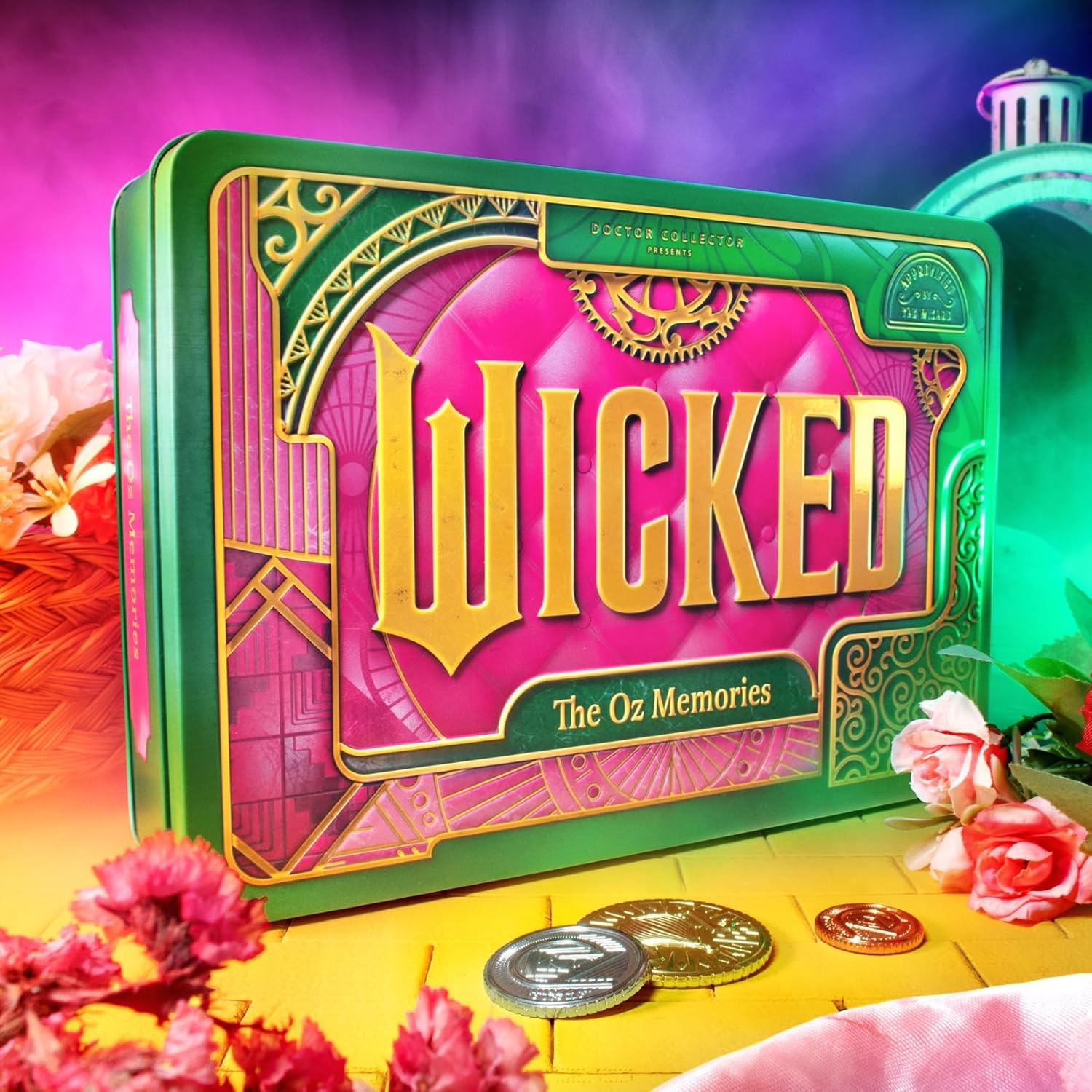 Una caja de lata verde y rosa Wicked The Oz Memories sobre una superficie amarilla, rodeada de monedas y flores rosas.