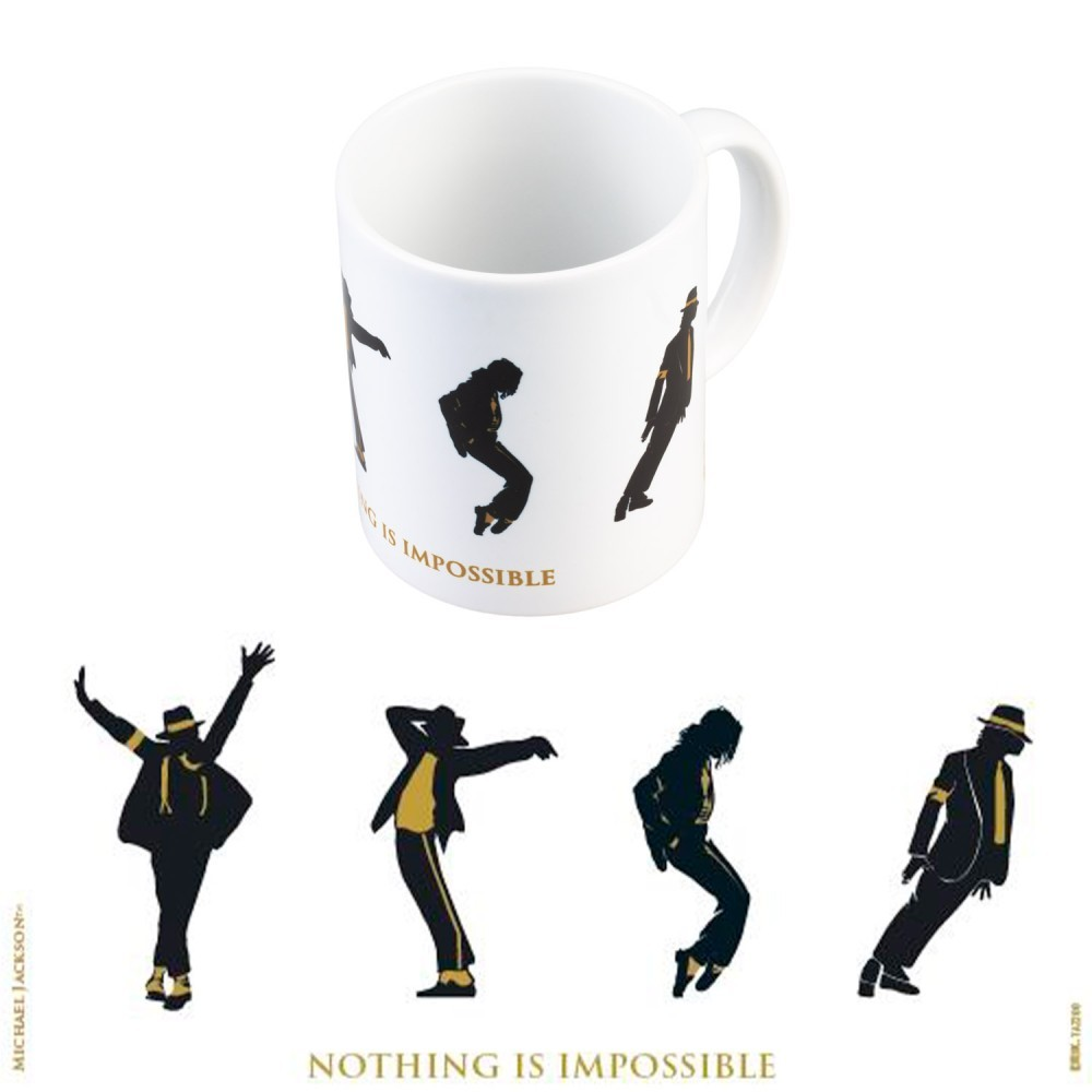 Taza blanca con siluetas negras de Michael Jackson bailando y el texto 'Nothing is Impossible'.