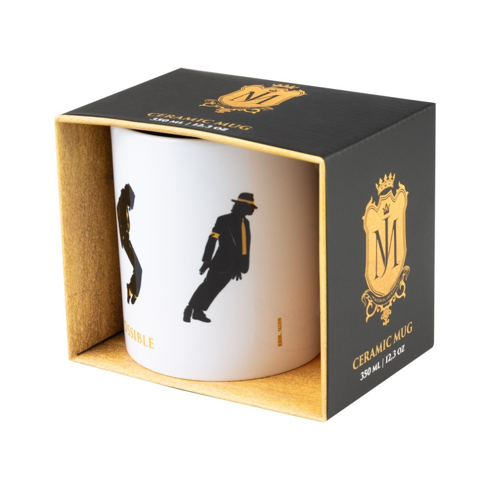 Una taza de cerámica blanca con siluetas de Michael Jackson en una caja negra y dorada.