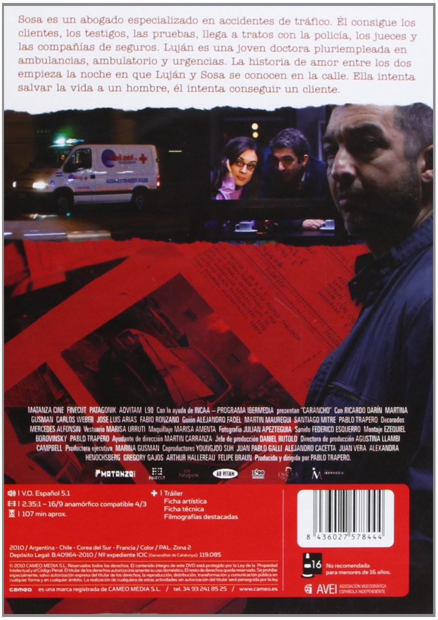 Cartel de cine con texto arriba, un hombre en primer plano y una escena con una ambulancia al fondo.