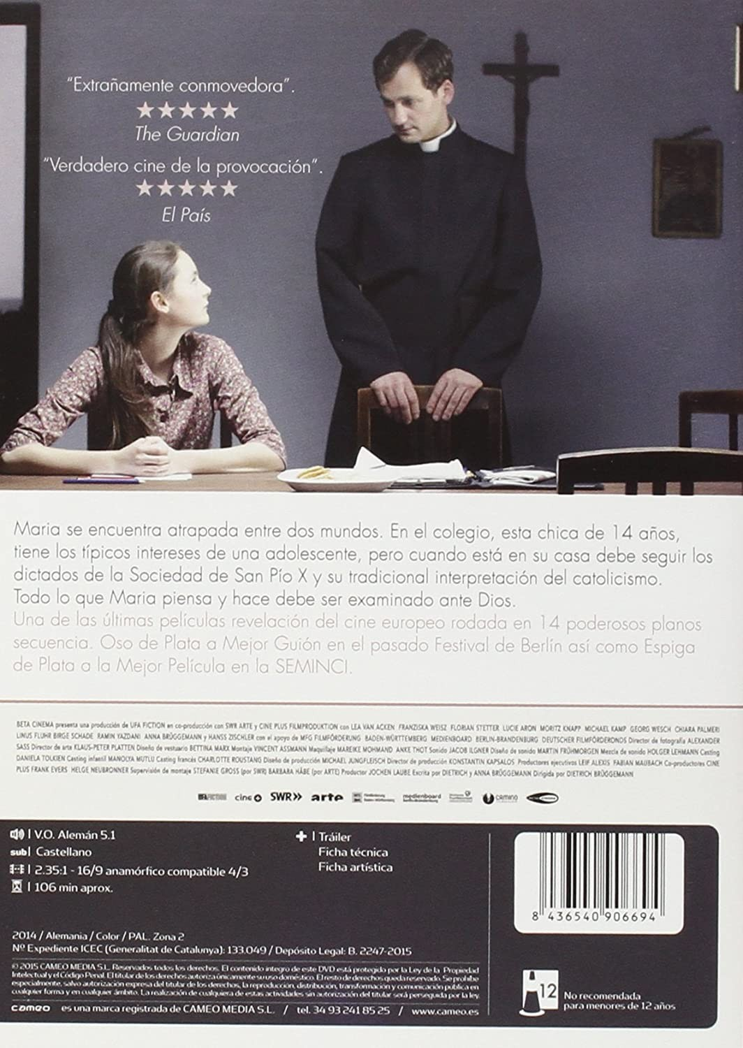 Carátula de película muestra a un sacerdote y una joven en una mesa, con texto.