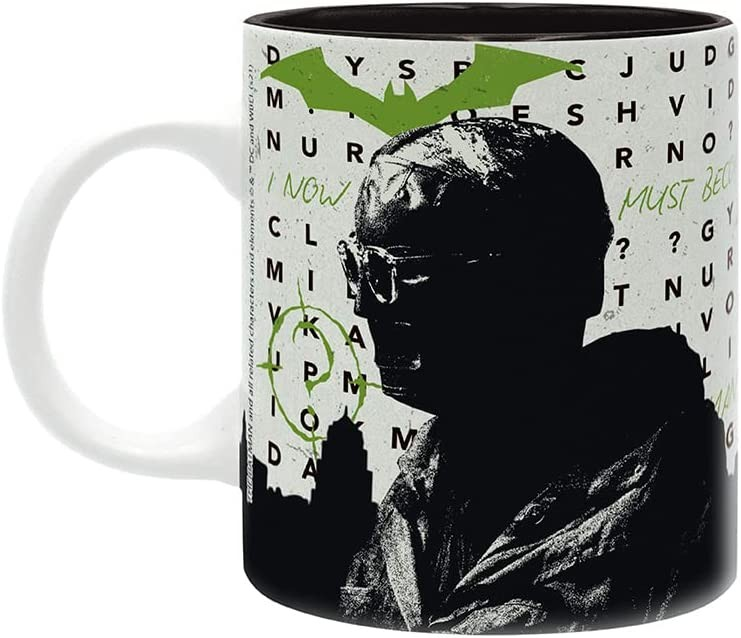 Una taza blanca con interior negro y estampado del Acertijo en negro y verde.
