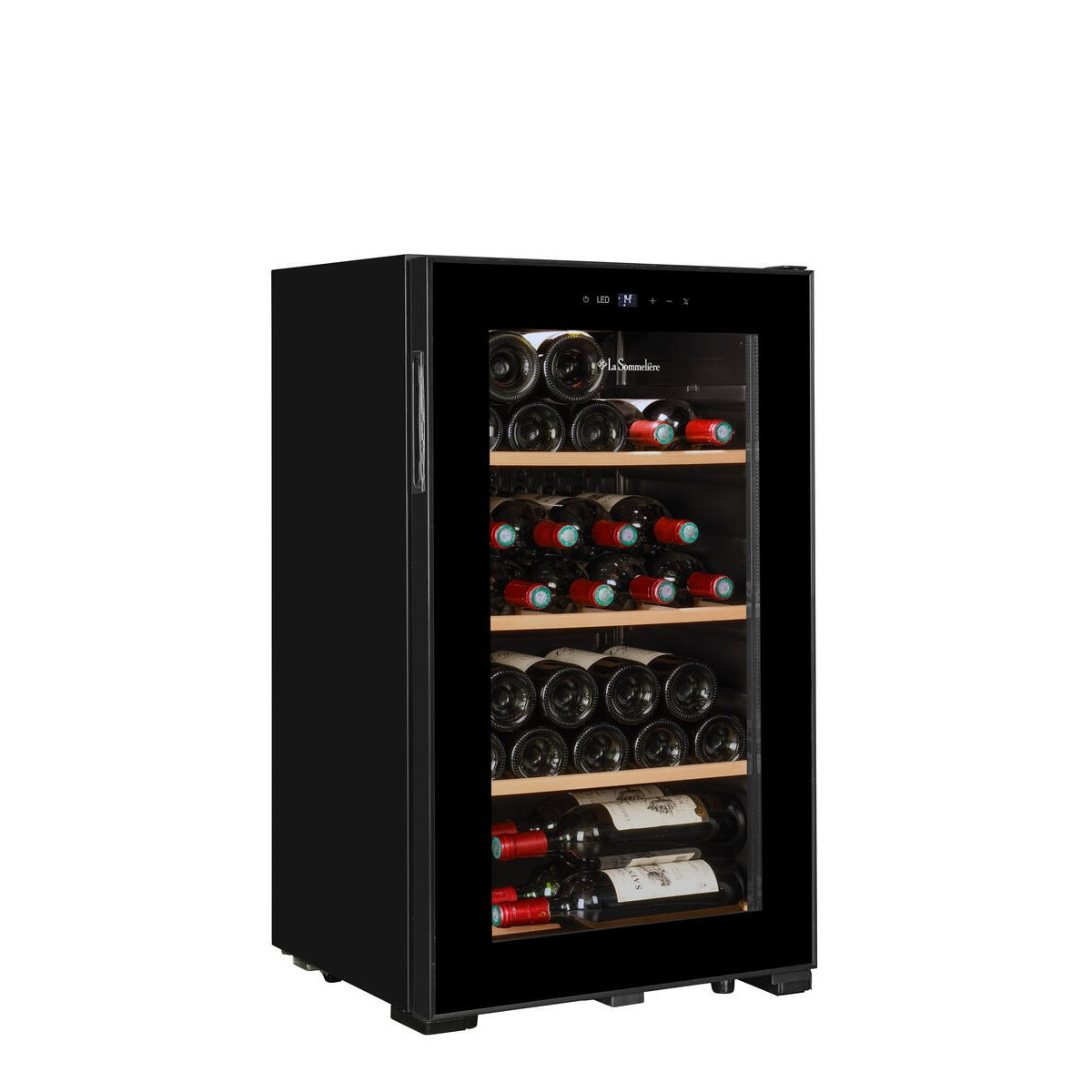 Un enfriador de vino negro con puerta de cristal, lleno de botellas en estantes de madera.
