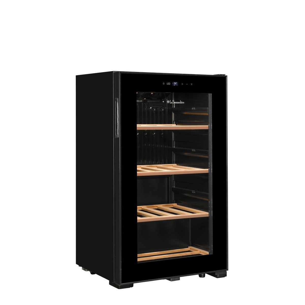 Un enfriador de vino negro con puerta de vidrio y estantes de madera sobre fondo blanco.