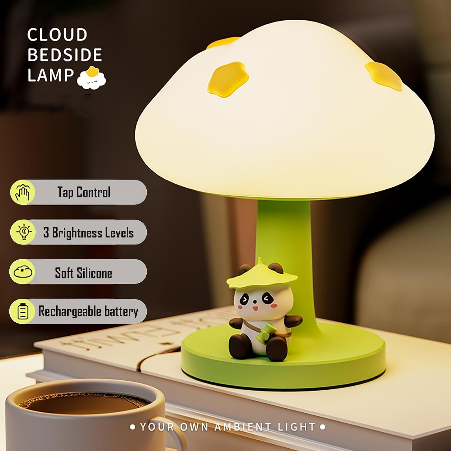 Eine weiße Wolkenlampe mit gelben Sternen und grünem Sockel, auf dem ein Panda sitzt, steht auf Büchern.
