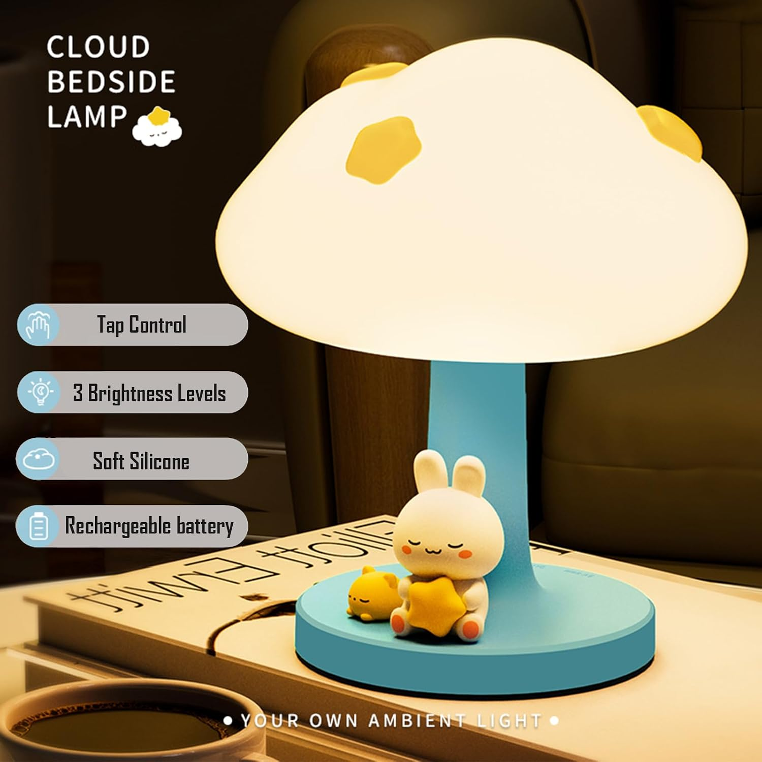 Wiederaufladbare Wolken-Nachtlampe mit blauem Sockel, kleinem Häschen und gelben Sternen.