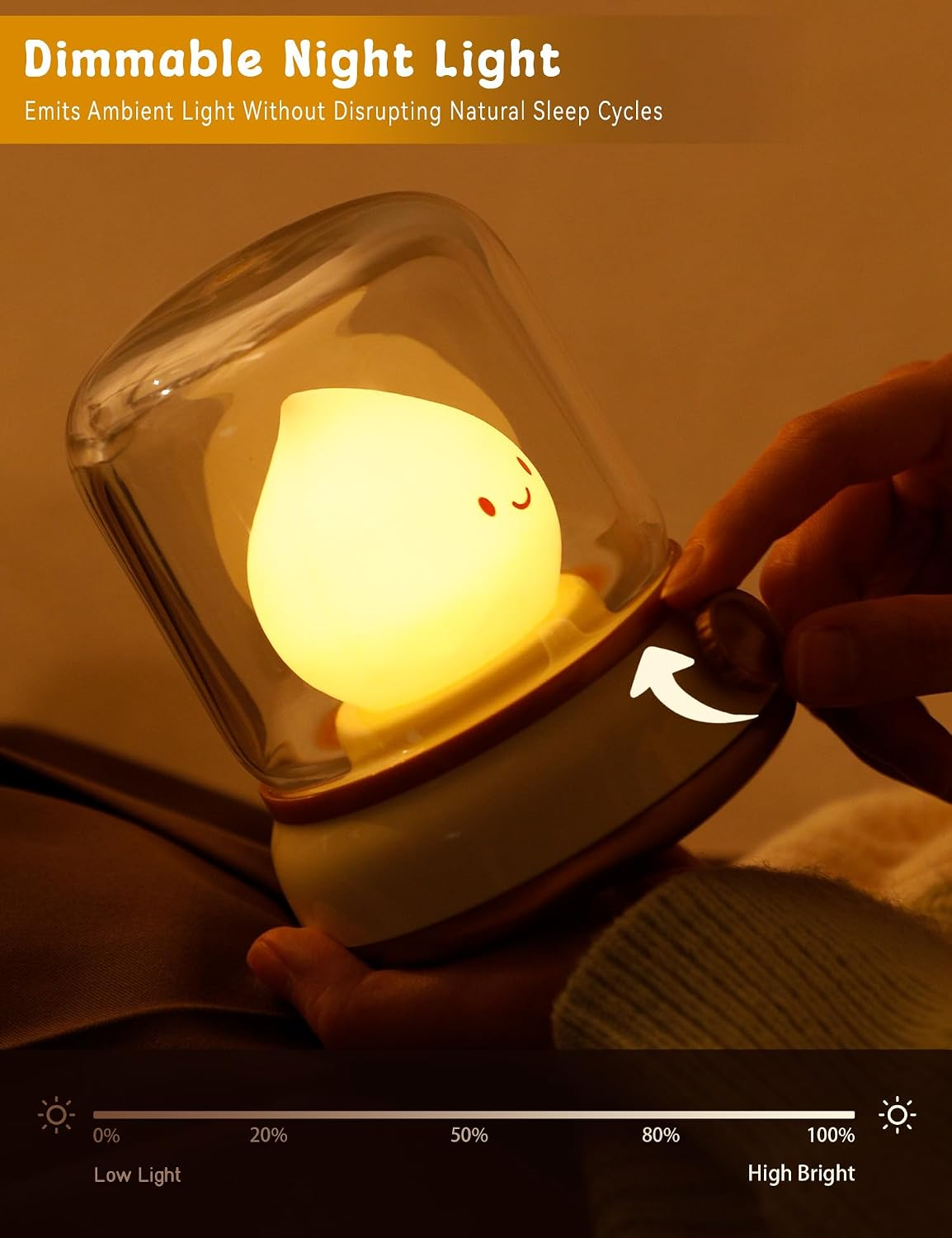 Eine Hand dreht an einem Dimmknopf einer niedlichen, gelb leuchtenden Nachtlampe unter einer Glasglocke.