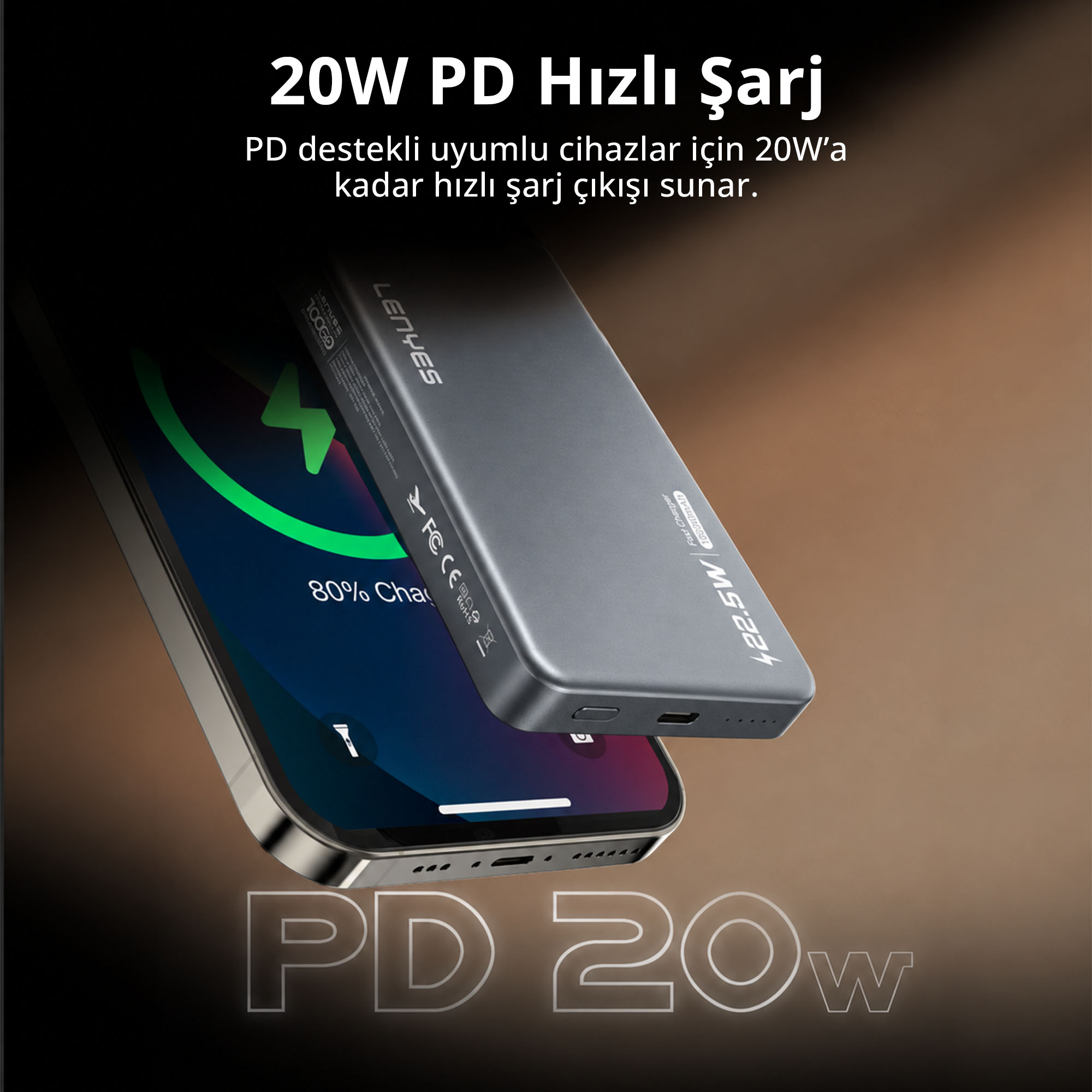 Koyu arka plan üzerinde, akıllı telefonun üzerinde duran ve 20W PD ile şarj eden gri taşınabilir şarj cihazı.