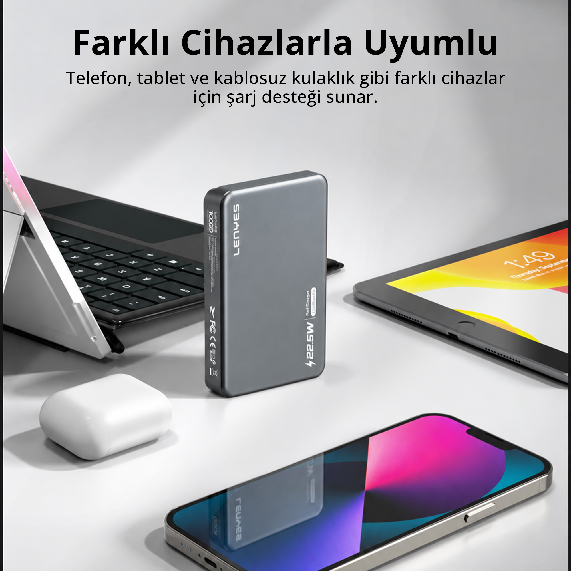 Beyaz yüzeyde telefon, tablet, kulaklık ve dizüstü bilgisayarla birlikte bir taşınabilir şarj cihazı ve Türkçe metin.